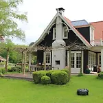Huize Koempoelan 4*