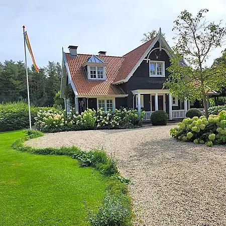 Huize Koempoelan Bed & Breakfast 4*