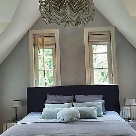 Huize Koempoelan Bed & Breakfast 4*