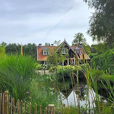 Huize Koempoelan Bed & Breakfast 4*