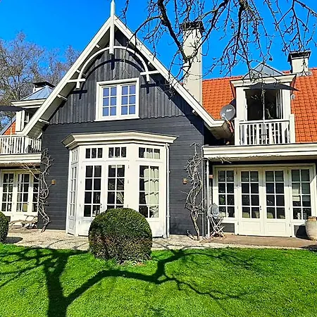 Huize Koempoelan Bed & Breakfast Naarden