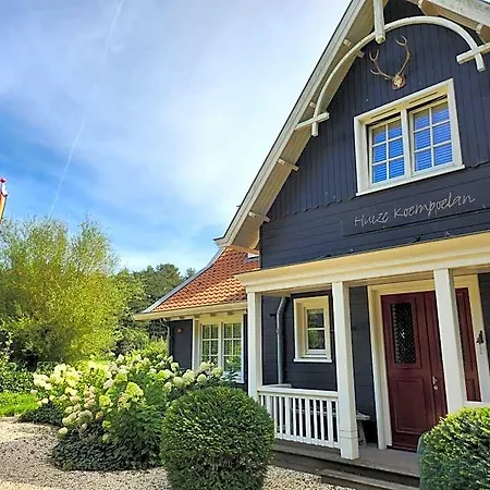 Huize Koempoelan Bed & Breakfast 4*