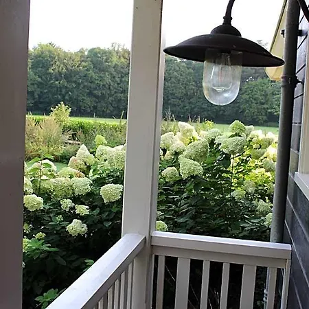 Huize Koempoelan Bed & Breakfast 4*
