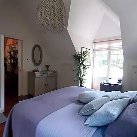 Huize Koempoelan Bed & Breakfast 4*