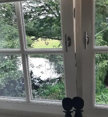 Huize Koempoelan לינה וארוחת בוקר 4*