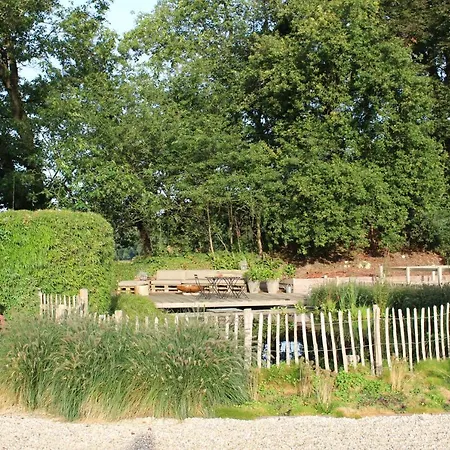 Huize Koempoelan 4* נארדן