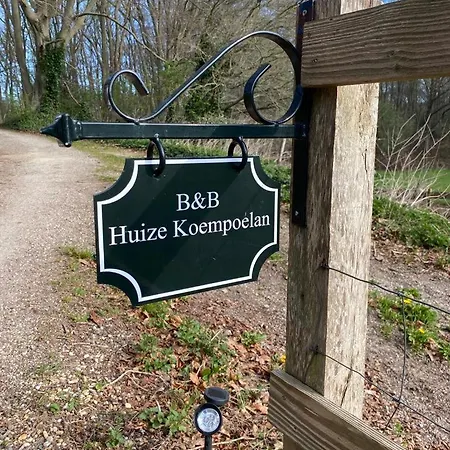 לינה וארוחת בוקר Huize Koempoelan