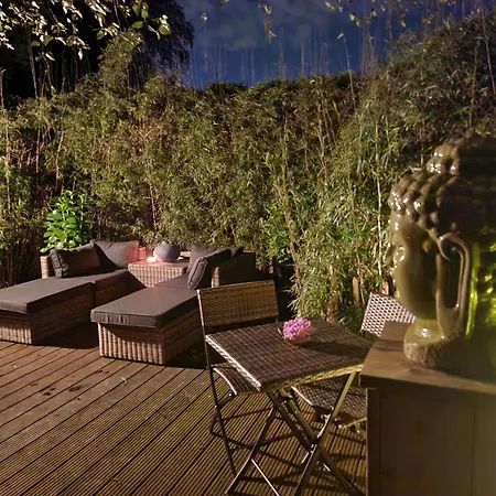 Huize Koempoelan לינה וארוחת בוקר 4*