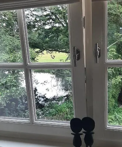 Huize Koempoelan Bed & Breakfast 4*