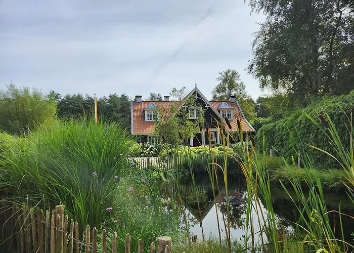 Bed & Breakfast Huize Koempoelan 4*