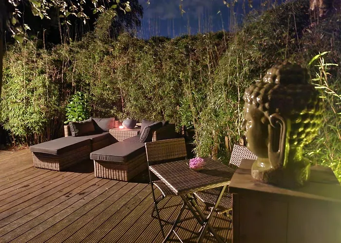 Huize Koempoelan Bed & Breakfast 4*